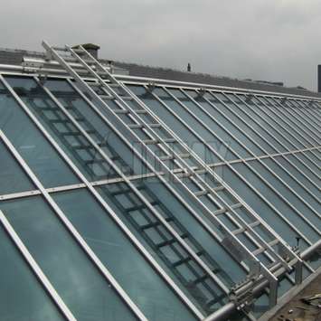 Schuin geplaatste mobiele hangtrap voor glazenwassen op een dak en voor het onderhoud. Schuin geplaatste mobiele hangtrap voor glazenwassen op een dak - Building Maintenance Unit